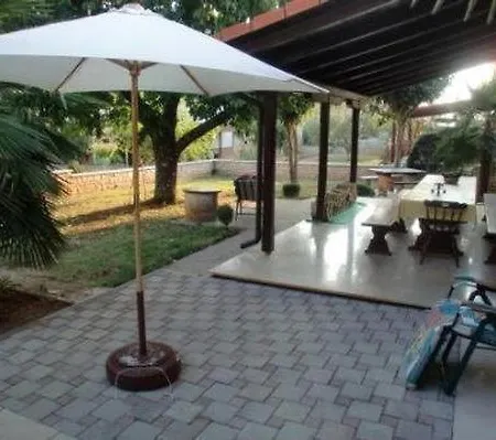 In Novigrad Mit Schoener Terrasse Karpinjan