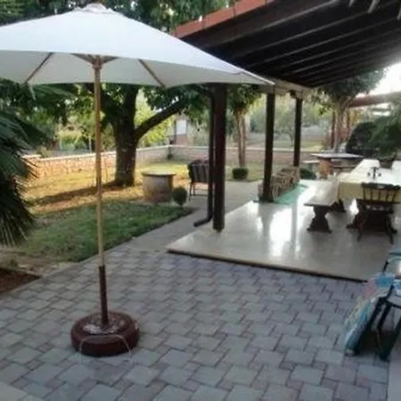 In Novigrad Mit Schoener Terrasse