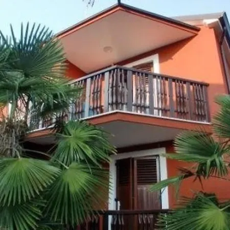 In Novigrad Mit Schoener Terrasse Karpinjan